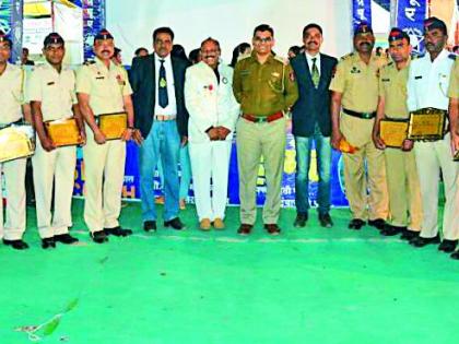 Police personnel felicitated | पोलीस दलातील कर्मचाऱ्यांचा सत्कार