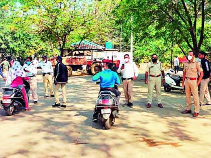 Helmets of government employees forced to 'lose' on first day | शासकीय कर्मचाऱ्यांचा पहिल्या दिवशी हेल्मेट सक्तीला ‘खो’