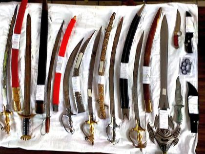 Police raid on farmhouse; Eight swords, two choppers and fighters seized | फार्महाउसमध्ये पोलिसांचा छापा; आठ तलवारी, दोन चॉपर अन‌् फायटर जप्त