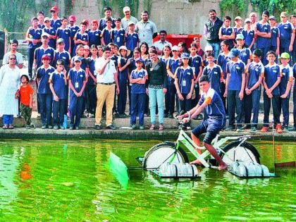 Use of floating cycle for cleaning godavari | गोदावरी स्वच्छतेसाठी तरंगत्या सायकलचा प्रयोग