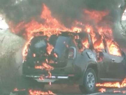 The car heading towards Bardoli took a beating near Shindkheda | बारडोलीकडे जाणाऱ्या कारने शिंदखेडानजिक घेतला पेट The car heading towards Bardoli took a beating near Shindkheda | बारडोलीकडे जाणाऱ्या कारने शिंदखेडानजिक घेतला पेट