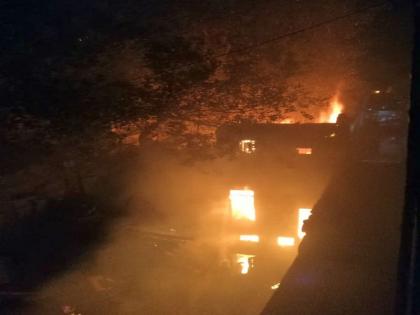 Fire, damage to shops in Dhule | धुळ्यात दुकानांना आग, नुकसान