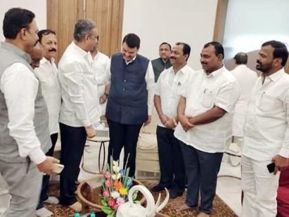 Meeting of BJP leader Fadnavis in Solapur district, in complete darkness about the ministerial post | सोलापूर जिल्ह्यातील भाजप नेते फडणवीसांच्या भेटीला; मंत्रिपदाबद्दल सारेच अंधारात