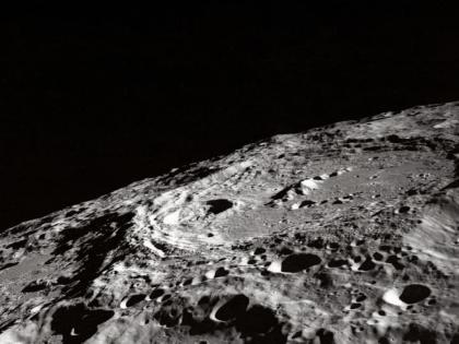 Eugene Merle shoemaker is the only human whose grave is on the moon | चंद्रावर कबर असलेला एकुलता एक माणूस, जाणून घ्या कोण आहे तो!