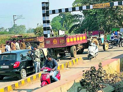 Incorrect tractor jumped the road | नादुरूस्त ट्रॅक्टरने केला रस्ता जाम