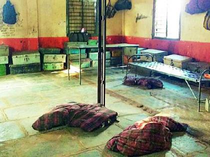 Without the restroom facilities in the bus depot | बस आगारातील रेस्ट रूम सुविधांविना Without the restroom facilities in the bus depot | बस आगारातील रेस्ट रूम सुविधांविना