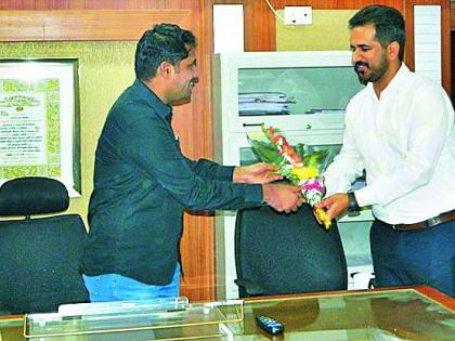 The new district collector took charge | नव्या जिल्हाधिकाऱ्यांनी पदभार स्वीकारला