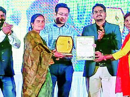 Distribution of outstanding savings groups in the district | जिल्ह्यातील उत्कृष्ट बचत गटांचा गौरव Distribution of outstanding savings groups in the district | जिल्ह्यातील उत्कृष्ट बचत गटांचा गौरव