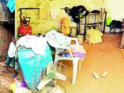 Rainy houses live in dwindling rainfall | संततधार पावसाने राहते घर जमीनदोस्त Rainy houses live in dwindling rainfall | संततधार पावसाने राहते घर जमीनदोस्त