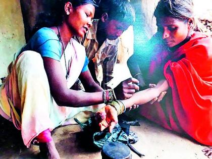 The struggle to bring tribals back to the real world | आदिवासींचे वास्तव जगापुढे आणण्याची धडपड