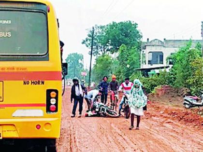 The highway is becoming scarce | महामार्ग ठरतोय कर्दनकाळ