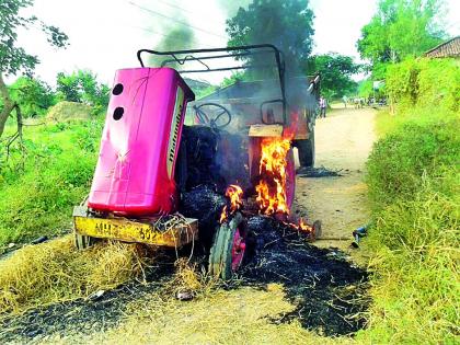 The two-year-old chimunake crashed in the tractor | दोन वर्षाच्या चिमुकल्याला ट्रॅक्टरने चिरडले