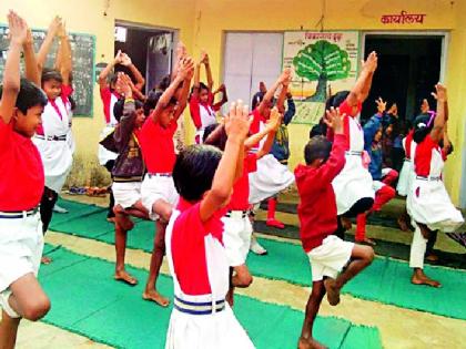 The four teachers donated life to the school that measured the last element | अखेरच्या घटका मोजणाऱ्या शाळेला चौघींनी दिले जीवदान