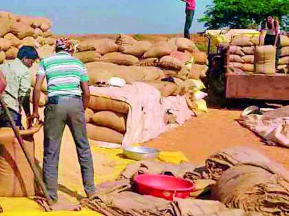 Farmers are being robbed at the paddy shopping center | धान खरेदी केंद्रावर होतेय शेतकऱ्यांची लूट Farmers are being robbed at the paddy shopping center | धान खरेदी केंद्रावर होतेय शेतकऱ्यांची लूट