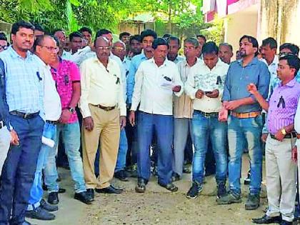 Postal employees protested using black ribbons | पोस्टल कर्मचाऱ्यांनी नोंदविला काळ्या फिती लावून निषेध