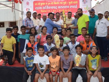 Kolhapur team title in swimming: Nashik gets second position | जलतरणमध्ये कोल्हापूरला सांघिक जेतेपद : नाशिक दुस-या स्थानावर