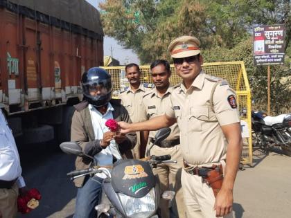  Welcoming the helmets with a rose flowering bouquet of two-wheelers | हेल्मेट परिधान केलेल्या दुचाकीस्वारांचे गुलाब पुष्प देऊन स्वागत