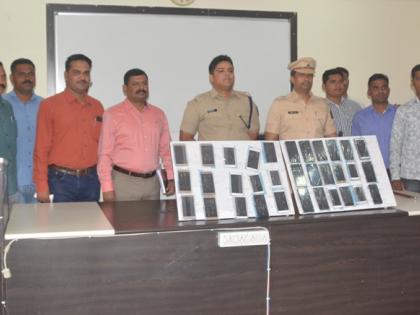 2 arrested with 33 mobile handsets | साडेतीन लाखांच्या ३३ मोबाईलसह दोघे ताब्यात