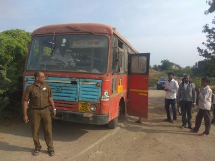 Driver on bus stop - Literal spark for hours in passenger woman | बस थांबविण्यावरून चालक- प्रवासी महिलेमध्ये तासभर शाब्दिक चकमक