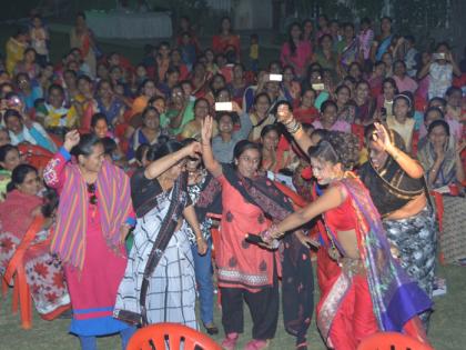 Women's storm surge in the Lavani program | एकापेक्षा एक अप्सरा : लावणी कार्यक्रमाला महिलांची तुफान गर्दी