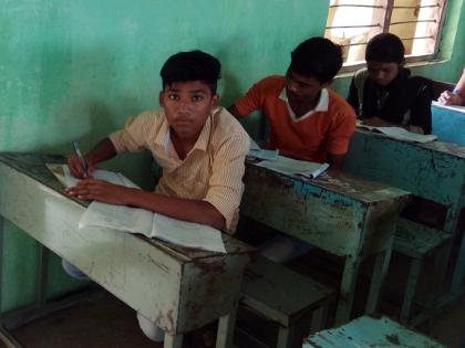 Exam attended by keeping the body of his father in the house | घरात वडिलांचे शव ठेवून सोडविला पेपर