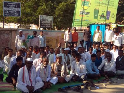 Fasting in front of the sub-divisional officer's office | उपविभागीय अधिकारी कार्यालयासमोर उपोषण