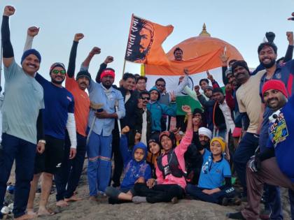 Welcoming the New Year by waving the tricolor on Kalsubai | कळसूबाईवर तिरंगा फडकवत नववर्षाचे स्वागत