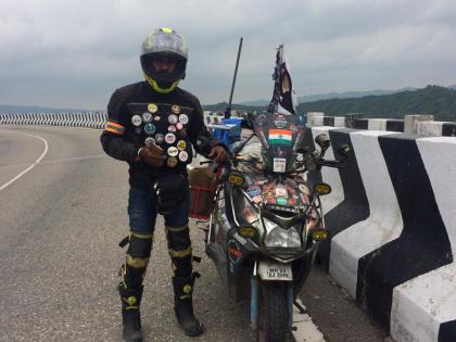 Two youths reached Srinagar after traveling 25,000 km on a scooter to guard the soldiers | सैनिकांना राख्या देण्यासाठी २ हजार ५०० किमी प्रवास करून दोन युवक पोहचले श्रीनगरला