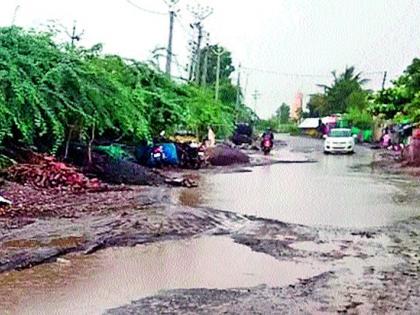 Water in the street inhabited | रस्त्यातील पाणी वस्तीत