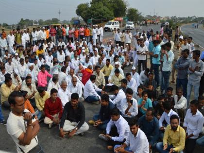 Stop the way of the onion growers at Tehher | टेहर येथे कांदा उत्पादकांचा रास्ता रोको