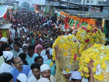 Mirage begins with Mirasaheb Urusas, offering the Charmakarag calf | मिरजेत मीरासाहेब उरुसास प्रारंभ, चर्मकार समाजातर्फे मानाचा गलेफ अर्पण