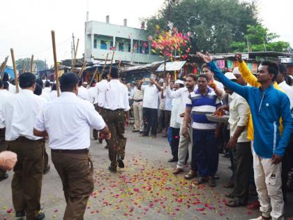 Welcoming the Muslim Brothers' Dussehra Movement to Miraj | मिरजेत संघाच्या दसरा संचलनाचे मुस्लिम बांधवांकडून स्वागत