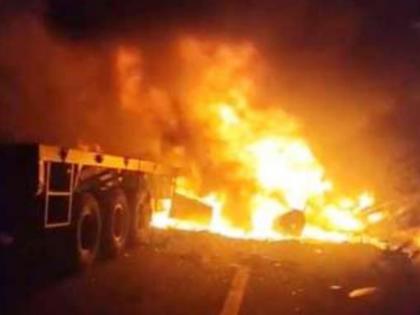 Malegaon - Burning container on Manmad road; Both died on the spot | मालेगाव - मनमाड रस्त्यावर बर्निंग कंटेनर; होरपळून दोघांचा मृत्यू