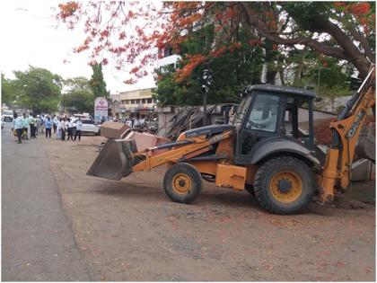  Hammer on Chandwad encroachments | चांदवडला अतिक्रमणांवर हातोडा