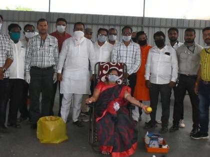 Three donors donated blood on the background of Corona | कोरोनाच्या पार्श्वभुमीवर १०१ जणांनी केले रक्तदान Three donors donated blood on the background of Corona | कोरोनाच्या पार्श्वभुमीवर १०१ जणांनी केले रक्तदान