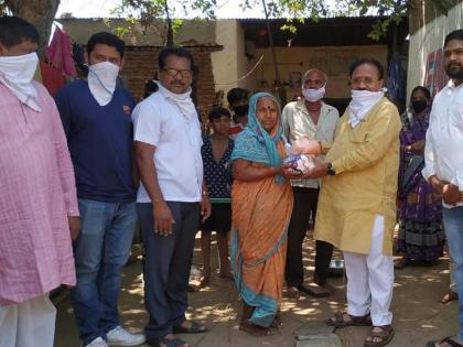Distribution of essential commodities to the needy in the basement | तळोद्यात गरजूंना जीवनावश्यक वस्तू वाटप Distribution of essential commodities to the needy in the basement | तळोद्यात गरजूंना जीवनावश्यक वस्तू वाटप