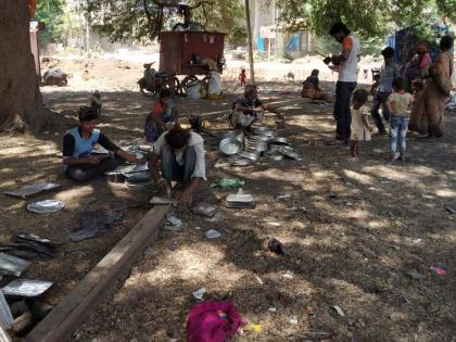 लॉकडाऊनमध्येही हातावर पोट भरणाऱ्यांचा जीवनसंघर्ष सुरूच...
