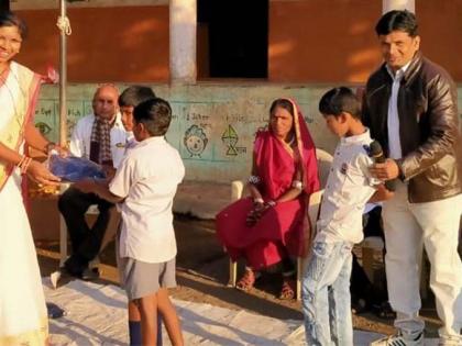 The warmth of the teacher gave sweaters through sweaters | स्वेटर्सच्या माध्यमातून शिक्षिकेने दिली मायेची ऊब