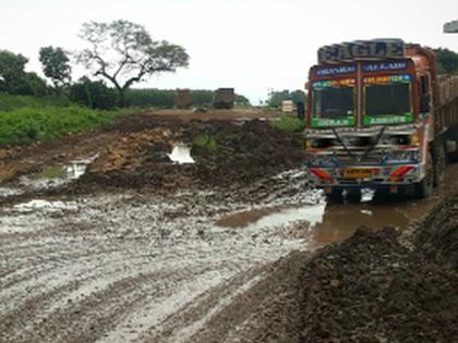 The pit caused several vehicles to malfunction | खड्ड्याने केले अनेक वाहनांची नादुरूस्ती The pit caused several vehicles to malfunction | खड्ड्याने केले अनेक वाहनांची नादुरूस्ती