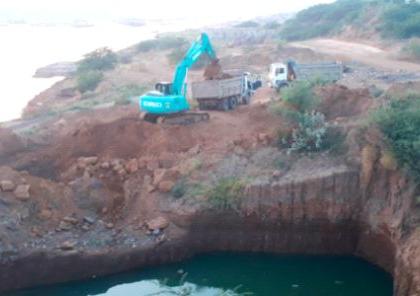 Illegal extraction of secondary minerals near the bridge | पुलाजवळ अवैधरित्या गौणखनिजाचा उपसा