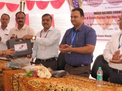 Distribution of cotton grinding machines to farmers | शेतकऱ्यांना कापूस वेचणी यंत्राचे वाटप Distribution of cotton grinding machines to farmers | शेतकऱ्यांना कापूस वेचणी यंत्राचे वाटप