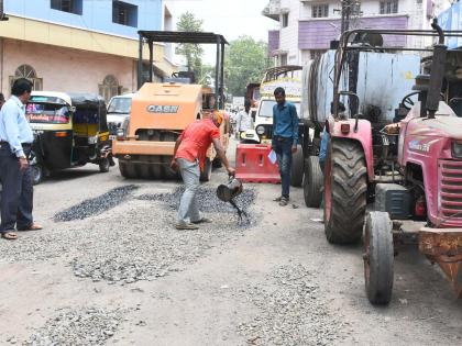 At the backdrop of Ganeshotsav, the pits finally started to sink | गणशोत्सवाच्या पाश्र्वभूमीवर अखेर खड्डे बुजविण्यास सुरुवात