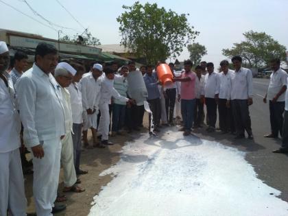 Protests against the government by pouring milk on the road in Nashik district, holding three protesters | नाशिक जिल्ह्यात रस्त्यावर दूध ओतून शासनाचा निषेध, तीन आंदोलक ताब्यात