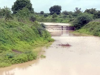 Parbhani: Flooding drains with strong rain | परभणी : दमदार पावसाने ओढ्या-नाल्यांना पूर