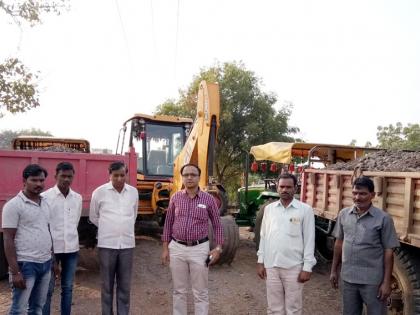 Parbhani: Three vehicles consisting of illegal mooring were seized | परभणी : अवैध मुरूम उत्खनन करणारे तीन वाहने जप्त