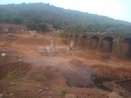 The work of the old 14 bridges, the work of the Mumbai-Goa highway was in progress | जुन्या १४ पुलांच्या कामातील अडसर दूर, मुंबई-गोवा महामार्गाचे काम वेगाने सुरू