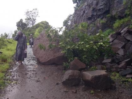 Traffic jam due to stone collapse in Rwandan Ghat | रेवंडे घाटात दगड कोसळल्यामुळे वाहतूक ठप्प