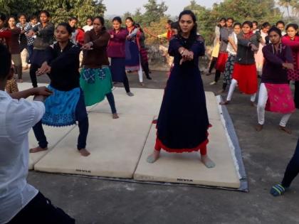 Students take self-discipline lessons at Bhadgaon College | भडगाव महाविद्यालयात विद्यार्थिनींनी गिरवले स्वयंसिद्धतेचे धडे