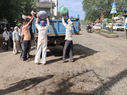 Soil instead of pimples when filling pits in Bhusawal | भुसावळात खड्डे बुजवताना मुरुमाऐवजी माती