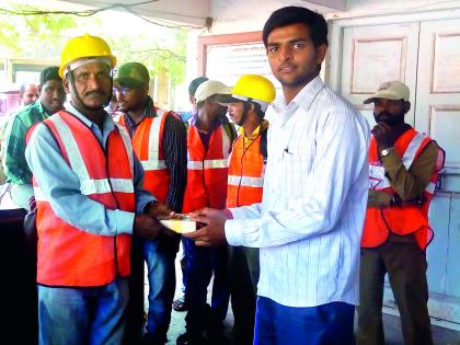 Ratnagiri: Supplier, Goddess of Cleanliness Workers, New Year's Day Gifts, Dessert Distribution to 150 workers | रत्नागिरी : आपुलकीतर्फे सफाई कामगारांचे गोडकौतुक, नववर्षदिनी भेट, दीडशे कामगारांना मिठाईचे वाटप